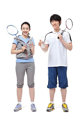 포토 JPG 스튜디오촬영 전신 라이프스타일 커플 여자 남자 스포츠용품 스포츠 포즈 모션 실내 서기 웃음 들기 누끼 사람 동양인 성인 두명 라이프 앞모습 물 30대 운동복 운동 구기 기쁨 한국인 라켓 배드민턴라켓 목표 셔틀콕 물병 즐거움 열정 배드민턴 과정 물마시기 장년만 성인만 국내포토 자연요소 옷 감정 뷰포인트 컨셉 관계 표정 건강 인종 내부 생활 장년 마시기 물통 오브젝트 파일형식