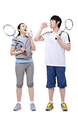 포토 JPG 스튜디오촬영 전신 라이프스타일 커플 여자 남자 스포츠용품 스포츠 포즈 모션 실내 서기 웃음 들기 누끼 사람 동양인 성인 두명 라이프 물 30대 운동복 운동 구기 기쁨 한국인 라켓 배드민턴라켓 목표 셔틀콕 물병 즐거움 열정 배드민턴 과정 물마시기 장년만 성인만 국내포토 자연요소 옷 감정 컨셉 관계 표정 건강 인종 내부 생활 장년 마시기 물통 오브젝트 파일형식