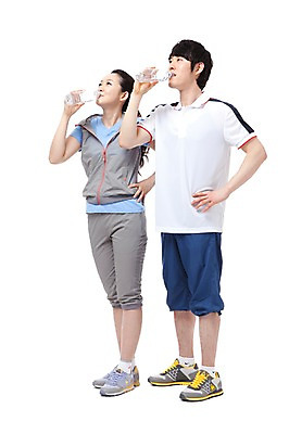 포토 JPG 스튜디오촬영 전신 라이프스타일 커플 여자 남자 행복 허리손 포즈 모션 실내 서기 미소 웃음 누끼 사람 동양인 성인 두명 라이프 물 30대 운동복 운동 화목 기쁨 한국인 목표 물병 즐거움 열정 과정 물마시기 장년만 성인만 국내포토 자연요소 옷 감정 컨셉 관계 표정 건강 인종 내부 생활 장년 마시기 물통 파일형식