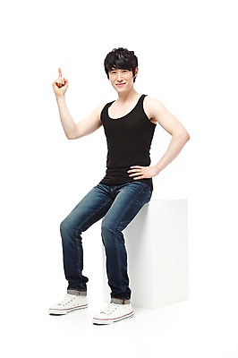 포토 JPG 스튜디오촬영 전신 1 라이프스타일 남자 맨라이프 허리손 포즈 모션 실내 한명 미소 웃음 누끼 사람 앉기 동양인 손짓 성인 라이프 30대 민소매 기쁨 한국인 검지손가락 청바지 가리킴 즐거움 한가지 남자만 남자한명만 성인남자만 성인한명만 성인남자한명만 장년만 장년남자만 장년남자한명만 성인만 국내포토 감정 상의 바지 손가락 표정 인종 내부 생활 장년 파일형식