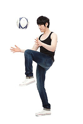 포토 JPG 스튜디오촬영 전신 라이프스타일 남자 스포츠용품 스포츠 맨라이프 포즈 축구공 공 축구용품 모션 실내 한명 서기 미소 웃음 누끼 사람 동양인 손짓 성인 라이프 30대 민소매 운동 구기 축구 기쁨 한국인 청바지 목표 즐거움 열정 과정 남자만 남자한명만 성인남자만 성인한명만 성인남자한명만 장년만 장년남자만 장년남자한명만 성인만 국내포토 1 감정 컨셉 상의 바지 표정 건강 인종 내부 생활 장년 오브젝트 파일형식