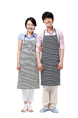 포토 JPG 스튜디오촬영 전신 라이프스타일 부부 커플 여자 남자 포즈 가사 신혼부부 실내 서기 웃음 누끼 사람 동양인 성인 두명 라이프 앞모습 30대 팔짱 앞치마 기쁨 한국인 청소 즐거움 장년만 성인만 국내포토 감정 뷰포인트 관계 모션 표정 인종 내부 생활 장년 신혼 파일형식