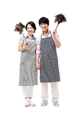 포토 JPG 스튜디오촬영 전신 라이프스타일 부부 커플 여자 남자 포즈 가사 신혼부부 실내 서기 웃음 들기 누끼 사람 동양인 성인 두명 라이프 앞모습 30대 손잡기 앞치마 기쁨 한국인 먼지떨이 청소도구 청소 즐거움 장년만 성인만 국내포토 감정 뷰포인트 관계 모션 표정 인종 내부 생활 장년 도구 신혼 파일형식