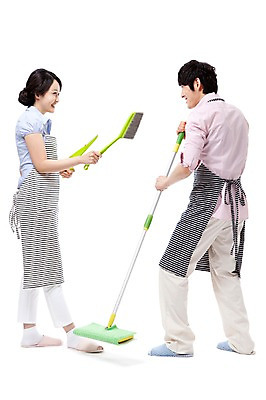 포토 JPG 스튜디오촬영 전신 라이프스타일 부부 커플 여자 남자 포즈 가사 신혼부부 실내 서기 웃음 들기 누끼 사람 동양인 성인 두명 라이프 30대 마주보기 앞치마 기쁨 한국인 청소도구 빗자루 청소 즐거움 걸레 걸레질 쓰레받기 봉걸레 장년만 성인만 국내포토 감정 관계 모션 표정 인종 내부 생활 장년 도구 신혼 파일형식