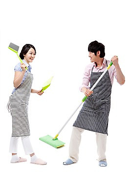 포토 JPG 스튜디오촬영 전신 라이프스타일 부부 커플 여자 남자 포즈 가사 신혼부부 실내 서기 웃음 들기 누끼 사람 동양인 성인 두명 라이프 30대 마주보기 앞치마 기쁨 한국인 청소도구 빗자루 청소 즐거움 걸레 걸레질 쓰레받기 봉걸레 장년만 성인만 국내포토 감정 관계 모션 표정 인종 내부 생활 장년 도구 신혼 파일형식