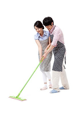 포토 JPG 스튜디오촬영 전신 라이프스타일 부부 커플 여자 남자 포즈 가사 신혼부부 실내 서기 웃음 들기 누끼 사람 동양인 성인 두명 라이프 30대 앞치마 기쁨 한국인 밀기 청소도구 청소 즐거움 걸레 걸레질 봉걸레 장년만 성인만 국내포토 감정 관계 모션 표정 인종 내부 생활 장년 도구 신혼 파일형식