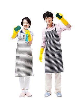 포토 JPG 스튜디오촬영 전신 라이프스타일 부부 커플 여자 남자 포즈 가사 신혼부부 실내 서기 웃음 들기 누끼 사람 동양인 성인 두명 라이프 앞모습 30대 앞치마 기쁨 한국인 청소도구 청소 세제 즐거움 고무장갑 수세미 장년만 성인만 국내포토 감정 뷰포인트 장갑 관계 모션 표정 인종 내부 생활 장년 도구 신혼 고무 파일형식