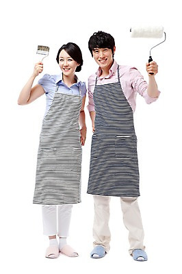 포토 JPG 스튜디오촬영 전신 라이프스타일 부부 커플 여자 남자 허리손 포즈 신혼부부 실내 서기 미소 웃음 누끼 사람 동양인 성인 두명 라이프 앞모습 30대 앞치마 페인트 기쁨 한국인 색칠 칠 페인트칠 즐거움 롤러 페인트붓 장년만 성인만 국내포토 감정 뷰포인트 관계 모션 페인팅 표정 인종 내부 생활 장년 붓 신혼 파일형식