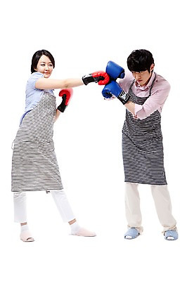 포토 JPG 스튜디오촬영 전신 라이프스타일 부부 커플 여자 남자 스포츠용품 포즈 신혼부부 모션 실내 서기 누끼 사람 동양인 경기 성인 두명 라이프 30대 앞치마 경쟁 권투 한국인 글러브 권투글러브 펀치 싸움 부부싸움 권투용품 장년만 성인만 국내포토 스포츠 장갑 컨셉 관계 인종 내부 생활 장년 격투기 오브젝트 신혼 파일형식