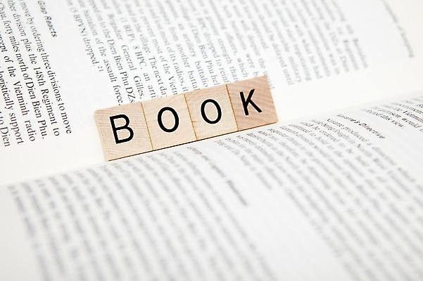 포토 JPG 스튜디오촬영 문자 알파벳 영어 컬러 대문자 실내 사람없음 목재 아웃포커스 책 단어 블록 국내포토 나무 재료 촬영기법 내부 파일형식