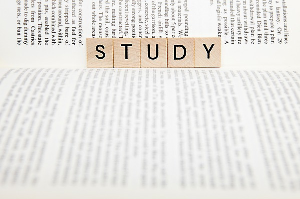 포토 JPG 스튜디오촬영 문자 알파벳 영어 컬러 대문자 실내 실험 사람없음 목재 아웃포커스 책 단어 블록 국내포토 나무 재료 촬영기법 내부 파일형식