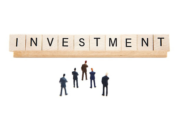 포토 JPG 스튜디오촬영 문자 알파벳 영어 인형 컬러 비즈니스 대문자 실내 사람없음 목재 금융 경제 하이앵글 블록 피규어 고민 투자 국내포토 나무 감정 뷰포인트 재료 내부 미니어처 파일형식