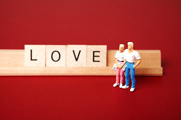 포토 JPG 스튜디오촬영 문자 커플 알파벳 영어 노년 한쌍 인형 컬러 대문자 실내 사랑 사람없음 목재 아웃포커스 빨간색 단어 블록 피규어 노인만 성인만 국내포토 나무 감정 재료 관계 촬영기법 성인 내부 미니어처 파일형식