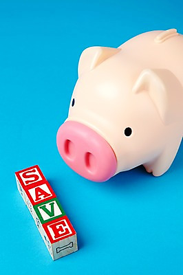 포토 JPG 스튜디오촬영 문자 알파벳 영어 분홍색 컬러 생활용품 대문자 실내 사람없음 목재 금융 경제 파란색 단어 하이앵글 귀여움 블록 저축 돼지저금통 저금통 절약 SAVE 국내포토 나무 뷰포인트 컨셉 재료 내부 오브젝트 파일형식