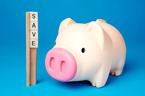 포토 JPG 스튜디오촬영 문자 알파벳 영어 분홍색 컬러 생활용품 대문자 실내 근접촬영 사람없음 목재 금융 경제 파란색 단어 귀여움 블록 저축 돼지저금통 저금통 절약 SAVE 국내포토 나무 뷰포인트 컨셉 재료 내부 오브젝트 파일형식