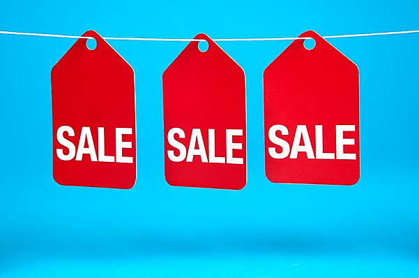 포토 JPG 스튜디오촬영 문자 알파벳 영어 줄 컬러 대문자 실내 매달리기 사람없음 빨간색 파란색 단어 쇼핑 꼬리표 판매 세일 국내포토 모션 내부 라벨 파일형식