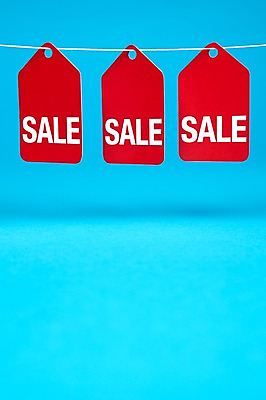 포토 JPG 스튜디오촬영 문자 알파벳 영어 줄 컬러 대문자 실내 매달리기 사람없음 빨간색 파란색 단어 쇼핑 꼬리표 판매 세일 국내포토 모션 내부 라벨 파일형식