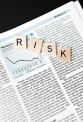 포토 JPG 스튜디오촬영 문자 알파벳 영어 컬러 그래프 대문자 실내 사람없음 책 금융 경제 단어 하이앵글 증권 잡지 주식 위험 증시 주식시장 국내포토 뷰포인트 컨셉 내부 간행물 파일형식