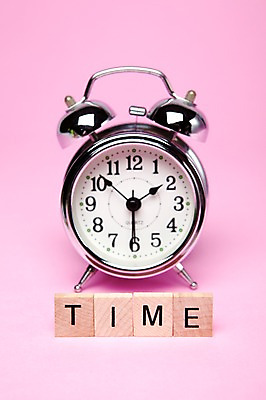 포토 JPG 스튜디오촬영 문자 알파벳 영어 시계 분홍색 컬러 대문자 실내 사람없음 목재 하이앵글 숫자 블록 자명종 시간 시곗바늘 오브젝트 국내포토 나무 뷰포인트 재료 내부 알람 파일형식