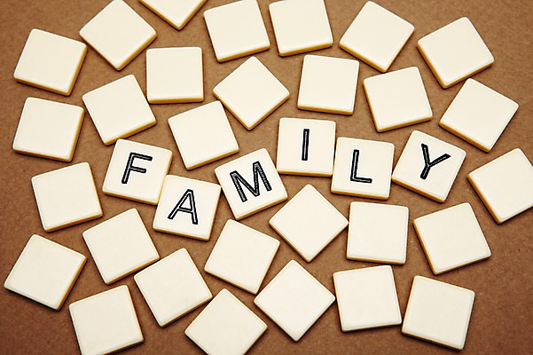 포토 JPG 스튜디오촬영 문자 알파벳 영어 컬러 가족 대문자 실내 사람없음 단어 하이앵글 갈색 블록 플라스틱 오브젝트 국내포토 뷰포인트 관계 재질 내부 파일형식