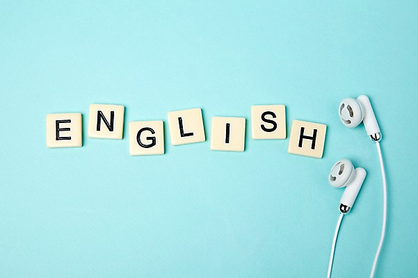 포토 JPG 스튜디오촬영 문자 알파벳 영어 컬러 이어폰 음향기기 하늘색 대문자 실내 사람없음 단어 블록 듣기 플라스틱 오브젝트 오디오 청각 국내포토 모션 재질 내부 파란색 전자제품 파일형식