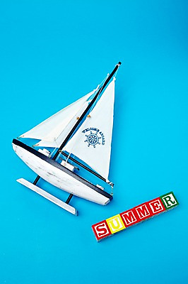 포토 JPG 스튜디오촬영 문자 알파벳 영어 컬러 요트 대문자 실내 사람없음 목재 여름 파란색 단어 하이앵글 블록 미니어처 오브젝트 선박 국내포토 나무 계절 뷰포인트 수상교통 배_교통 재료 내부 모형 파일형식