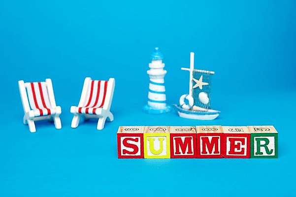 포토 JPG 스튜디오촬영 문자 알파벳 영어 컬러 대문자 등대 실내 사람없음 목재 여름 파란색 단어 블록 미니어처 오브젝트 선베드 선박 국내포토 나무 계절 수상교통 의자 재료 내부 모형 파일형식