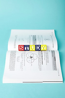 포토 JPG 스튜디오촬영 문자 알파벳 영어 컬러 대문자 실내 실험 사람없음 목재 아웃포커스 책 단어 하이앵글 블록 수학 공식 국내포토 나무 뷰포인트 재료 교과목 촬영기법 내부 파일형식