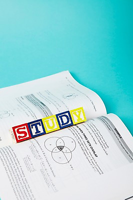 포토 JPG 스튜디오촬영 문자 알파벳 영어 컬러 대문자 실내 실험 사람없음 목재 아웃포커스 책 단어 하이앵글 블록 수학 공식 국내포토 나무 뷰포인트 재료 교과목 촬영기법 내부 파일형식