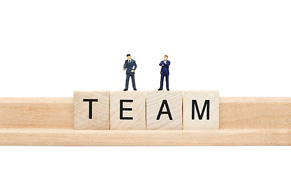 포토 JPG 스튜디오촬영 문자 알파벳 영어 인형 컬러 비즈니스 대문자 실내 사람없음 목재 단어 하이앵글 블록 피규어 동료 국내포토 나무 뷰포인트 재료 관계 내부 미니어처 파일형식