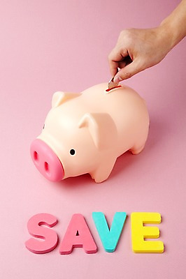 포토 JPG 스튜디오촬영 문자 손 알파벳 영어 분홍색 컬러 생활용품 돈 대문자 실내 손짓 신체부위 금융 경제 단어 하이앵글 귀여움 동전 저축 돼지저금통 저금통 절약 SAVE 국내포토 뷰포인트 컨셉 모션 사람 내부 재산 오브젝트 파일형식