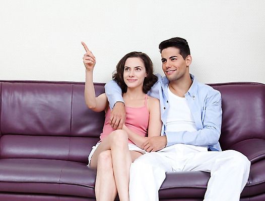 포토 JPG 서양인 외국인 해외기획촬영 해외 라이프스타일 부부 커플 응시 여자 2011년태국 남자 행복 여유 커플라이프 포즈 신혼부부 모션 어깨동무 휴가 휴식 실내 미소 웃음 사람 앉기 손짓 20대 성인 두명 라이프 앞모습 소파 검지손가락 가리킴 즐거움 청년만 성인만 국내포토 시선 감정 뷰포인트 컨셉 의자 손가락 관계 표정 인종 청년 내부 생활 신혼 파일형식