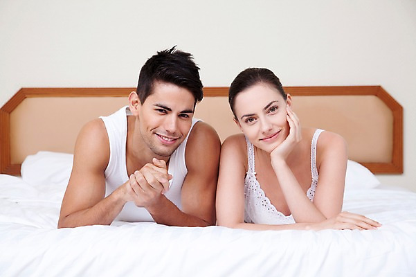 포토 JPG 서양인 외국인 해외기획촬영 해외 라이프스타일 부부 커플 여자 2011년태국 남자 행복 여유 엎드리기 커플라이프 포즈 신혼부부 베개 침구 휴가 휴식 실내 사랑 미소 웃음 사람 상반신 20대 성인 두명 라이프 앞모습 눕기 턱괴기 침실 이불 즐거움 청년만 성인만 국내포토 감정 뷰포인트 컨셉 관계 모션 표정 인종 청년 내부 생활 신혼 파일형식