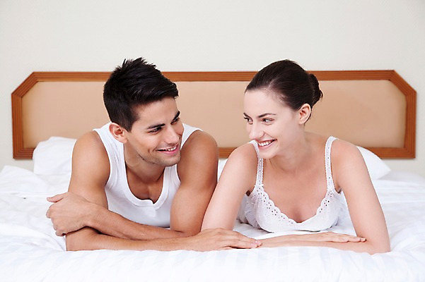 포토 JPG 서양인 외국인 해외기획촬영 해외 라이프스타일 부부 커플 여자 2011년태국 남자 행복 여유 엎드리기 커플라이프 포즈 신혼부부 베개 침구 휴가 휴식 실내 사랑 미소 웃음 사람 상반신 20대 성인 두명 라이프 앞모습 눕기 마주보기 침실 이불 즐거움 청년만 성인만 국내포토 감정 뷰포인트 컨셉 관계 모션 표정 인종 청년 내부 생활 신혼 파일형식