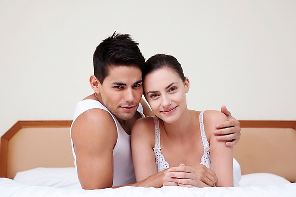 포토 JPG 서양인 외국인 해외기획촬영 해외 라이프스타일 부부 커플 여자 2011년태국 남자 행복 여유 엎드리기 커플라이프 포즈 신혼부부 베개 침구 어깨동무 휴가 휴식 실내 사랑 미소 웃음 사람 상반신 20대 성인 두명 라이프 앞모습 눕기 침실 이불 즐거움 청년만 성인만 국내포토 감정 뷰포인트 컨셉 관계 모션 표정 인종 청년 내부 생활 신혼 파일형식