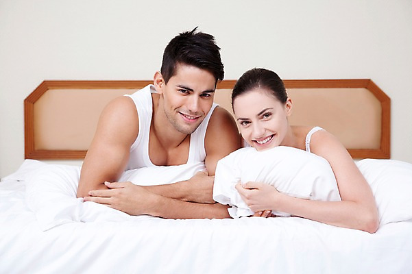 포토 JPG 서양인 외국인 해외기획촬영 해외 라이프스타일 부부 커플 여자 2011년태국 남자 행복 여유 엎드리기 커플라이프 포즈 신혼부부 베개 침구 휴가 휴식 실내 사랑 미소 웃음 사람 상반신 20대 성인 두명 라이프 앞모습 눕기 침실 이불 즐거움 청년만 성인만 국내포토 감정 뷰포인트 컨셉 관계 모션 표정 인종 청년 내부 생활 신혼 파일형식