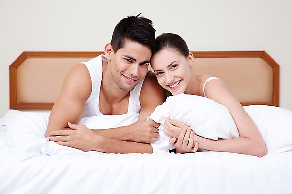 포토 JPG 서양인 외국인 해외기획촬영 해외 라이프스타일 부부 커플 여자 2011년태국 남자 행복 여유 엎드리기 커플라이프 포즈 신혼부부 베개 침구 휴가 휴식 실내 사랑 미소 웃음 사람 상반신 20대 성인 두명 라이프 앞모습 눕기 침실 이불 즐거움 청년만 성인만 국내포토 감정 뷰포인트 컨셉 관계 모션 표정 인종 청년 내부 생활 신혼 파일형식