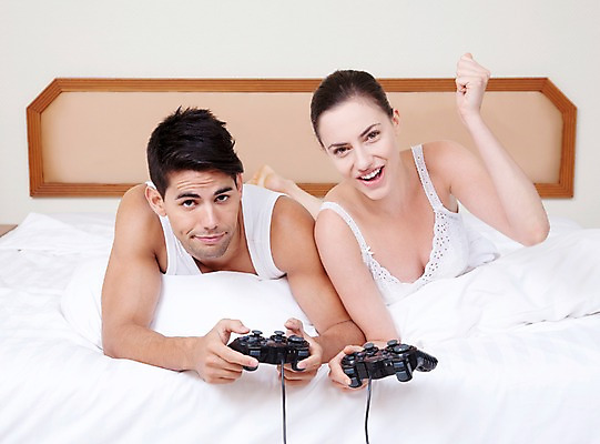 포토 JPG 서양인 외국인 해외기획촬영 해외 라이프스타일 부부 커플 여자 2011년태국 남자 행복 엎드리기 커플라이프 포즈 신혼부부 베개 침구 휴가 휴식 실내 웃음 사람 상반신 20대 성인 두명 라이프 앞모습 눕기 놀이용품 경쟁 게임 침대 우승 게임기 즐거움 패배 조이스틱 청년만 성인만 국내포토 감정 뷰포인트 가구 컨셉 관계 모션 놀이 표정 인종 청년 내부 생활 최고 오브젝트 신혼 파일형식