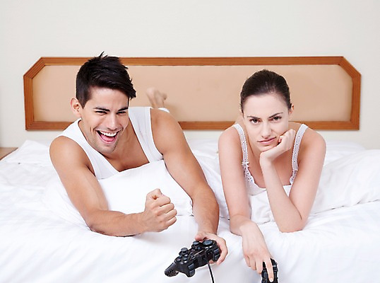 포토 JPG 서양인 외국인 해외기획촬영 해외 라이프스타일 부부 커플 여자 2011년태국 남자 행복 여유 엎드리기 커플라이프 포즈 신혼부부 베개 침구 휴가 휴식 실내 웃음 사람 상반신 20대 성인 두명 라이프 앞모습 눕기 놀이용품 턱괴기 경쟁 게임 침대 우승 게임기 즐거움 패배 조이스틱 청년만 성인만 국내포토 감정 뷰포인트 가구 컨셉 관계 모션 놀이 표정 인종 청년 내부 생활 최고 오브젝트 신혼 파일형식