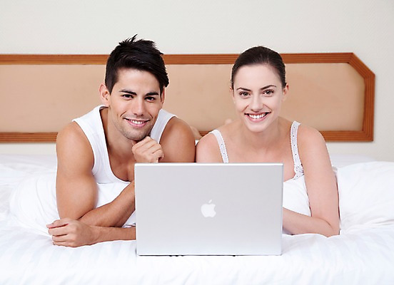 포토 JPG 서양인 외국인 해외기획촬영 해외 라이프스타일 부부 커플 여자 2011년태국 남자 행복 여유 엎드리기 커플라이프 포즈 신혼부부 베개 침구 휴가 휴식 실내 미소 웃음 사람 상반신 20대 성인 두명 라이프 앞모습 노트북 컴퓨터 눕기 침대 즐거움 검색 청년만 성인만 국내포토 감정 뷰포인트 가구 컨셉 관계 모션 표정 인종 청년 내부 생활 전자제품 신혼 파일형식