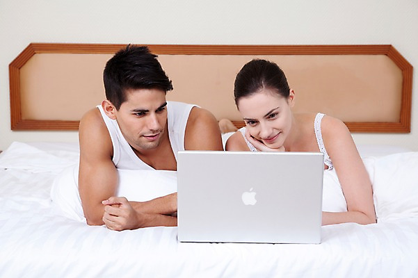 포토 JPG 서양인 외국인 해외기획촬영 해외 라이프스타일 부부 커플 여자 2011년태국 남자 행복 여유 엎드리기 커플라이프 포즈 신혼부부 베개 침구 휴가 휴식 실내 미소 웃음 사람 상반신 20대 성인 두명 라이프 앞모습 노트북 컴퓨터 눕기 턱괴기 침대 즐거움 검색 청년만 성인만 국내포토 감정 뷰포인트 가구 컨셉 관계 모션 표정 인종 청년 내부 생활 전자제품 신혼 파일형식