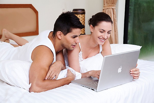 포토 JPG 서양인 외국인 해외기획촬영 해외 라이프스타일 부부 커플 응시 여자 2011년태국 남자 행복 여유 엎드리기 커플라이프 포즈 신혼부부 베개 침구 휴가 휴식 실내 미소 웃음 사람 상반신 20대 성인 두명 라이프 노트북 컴퓨터 눕기 침대 즐거움 검색 청년만 성인만 국내포토 시선 감정 가구 컨셉 관계 모션 표정 인종 청년 내부 생활 전자제품 신혼 파일형식