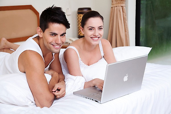 포토 JPG 서양인 외국인 해외기획촬영 해외 라이프스타일 부부 커플 여자 2011년태국 남자 행복 엎드리기 커플라이프 포즈 신혼부부 베개 침구 휴가 휴식 실내 미소 웃음 사람 상반신 20대 성인 두명 라이프 앞모습 노트북 컴퓨터 눕기 침대 즐거움 검색 청년만 성인만 국내포토 감정 뷰포인트 가구 컨셉 관계 모션 표정 인종 청년 내부 생활 전자제품 신혼 파일형식