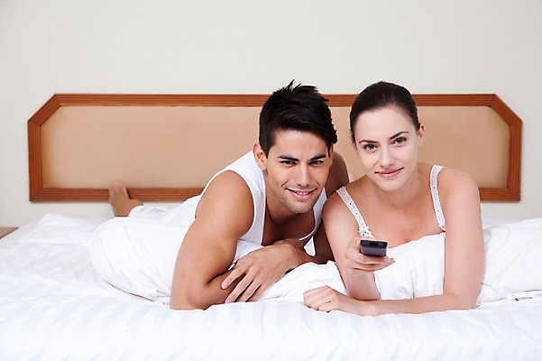 포토 JPG 서양인 외국인 해외기획촬영 해외 라이프스타일 부부 커플 여자 2011년태국 남자 행복 여유 엎드리기 커플라이프 포즈 신혼부부 베개 침구 휴가 휴식 실내 사랑 미소 웃음 사람 상반신 20대 성인 두명 라이프 앞모습 눕기 텔레비전 침실 이불 리모컨 즐거움 티비시청 청년만 성인만 국내포토 감정 뷰포인트 컨셉 관계 모션 표정 인종 청년 내부 생활 전자제품 신혼 시청_보고들음 파일형식