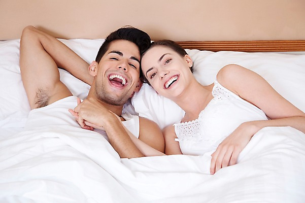 포토 JPG 서양인 외국인 해외기획촬영 해외 라이프스타일 부부 커플 여자 2011년태국 남자 행복 여유 커플라이프 포즈 신혼부부 베개 침구 휴가 휴식 실내 사랑 미소 웃음 사람 상반신 20대 성인 두명 라이프 앞모습 눕기 손잡기 침실 이불 잠 수면 즐거움 팔베개 청년만 성인만 국내포토 감정 뷰포인트 컨셉 관계 모션 표정 인종 청년 내부 생활 물 신혼 파일형식