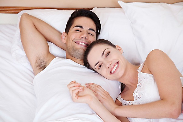 포토 JPG 서양인 외국인 해외기획촬영 해외 라이프스타일 부부 커플 여자 2011년태국 남자 행복 여유 커플라이프 포즈 신혼부부 베개 침구 휴가 휴식 실내 사랑 미소 웃음 사람 상반신 20대 성인 두명 라이프 앞모습 눕기 침실 이불 잠 수면 즐거움 팔베개 청년만 성인만 국내포토 감정 뷰포인트 컨셉 관계 모션 표정 인종 청년 내부 생활 물 신혼 파일형식