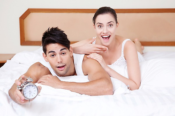 포토 JPG 서양인 외국인 해외기획촬영 해외 라이프스타일 부부 커플 여자 2011년태국 남자 엎드리기 커플라이프 포즈 신혼부부 침구 휴가 휴식 실내 사람 상반신 20대 성인 두명 라이프 앞모습 눕기 놀람 자명종 알람 기상 침대 잠 수면 지각 늦잠 청년만 성인만 국내포토 감정 뷰포인트 시계 가구 컨셉 관계 모션 표정 인종 청년 내부 생활 물 신혼 파일형식