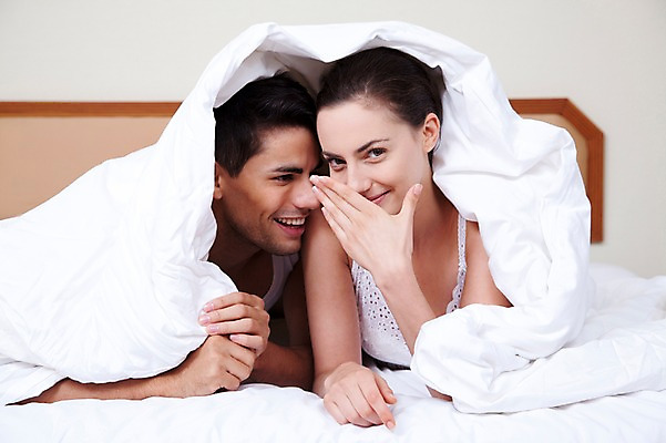 포토 JPG 서양인 외국인 해외기획촬영 해외 라이프스타일 부부 커플 응시 여자 2011년태국 남자 행복 여유 엎드리기 커플라이프 포즈 신혼부부 침구 모션 휴가 휴식 실내 미소 웃음 사람 상반신 20대 성인 두명 라이프 앞모습 눕기 이불 침대 즐거움 덮기 청년만 성인만 국내포토 시선 감정 뷰포인트 가구 컨셉 관계 표정 인종 청년 내부 생활 신혼 파일형식