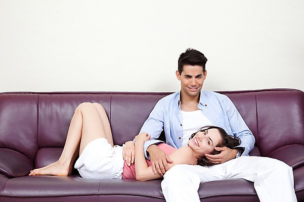 포토 JPG 서양인 외국인 해외기획촬영 해외 라이프스타일 부부 커플 여자 2011년태국 남자 행복 여유 커플라이프 포즈 신혼부부 모션 휴가 휴식 실내 미소 웃음 사람 앉기 20대 성인 두명 라이프 소파 눕기 즐거움 청년만 성인만 국내포토 감정 컨셉 의자 관계 표정 인종 청년 내부 생활 신혼 파일형식