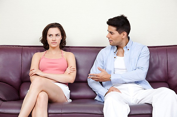 포토 JPG 서양인 외국인 해외기획촬영 해외 라이프스타일 부부 커플 여자 2011년태국 남자 감정 여유 커플라이프 포즈 신혼부부 휴식 실내 사람 앉기 20대 성인 두명 라이프 소파 팔짱 분노 찡그림 외면 싸움 부부싸움 삐침 청년만 성인만 국내포토 컨셉 의자 관계 모션 표정 인종 청년 내부 생활 신혼 파일형식